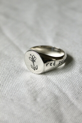 Flower signet ring
