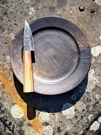 Oak plate and knife