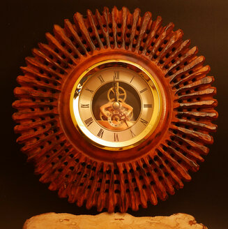 Ribbed platter clock