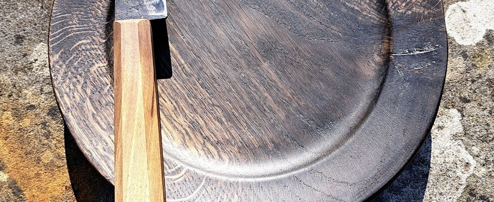 Oak plate with knife