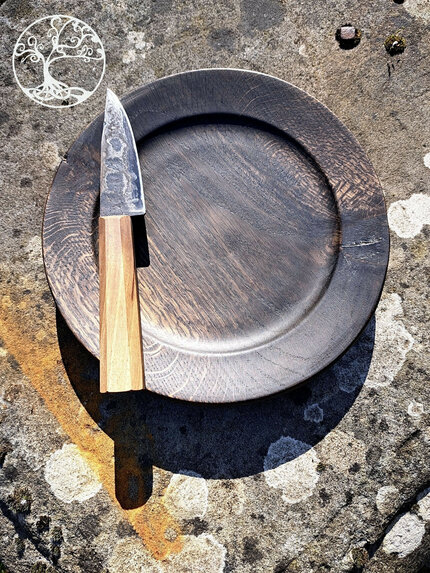 Oak plate with knife
